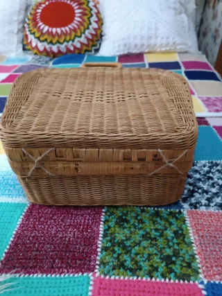 Antigua maleta de mimbre estilo francés