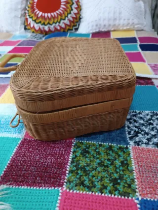 Antigua maleta de mimbre estilo francés