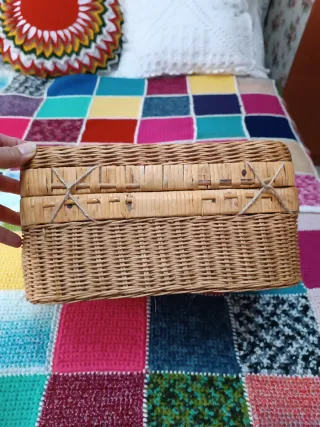 Antigua maleta de mimbre estilo francés