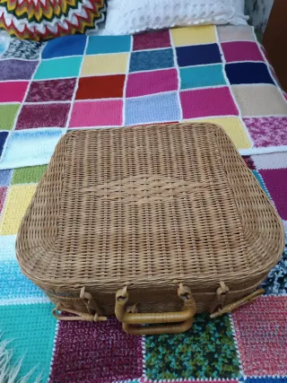 Antigua maleta de mimbre estilo francés