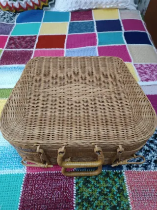Antigua maleta de mimbre estilo francés