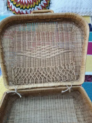 Antigua maleta de mimbre estilo francés