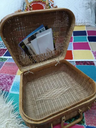 Antigua maleta de mimbre estilo francés