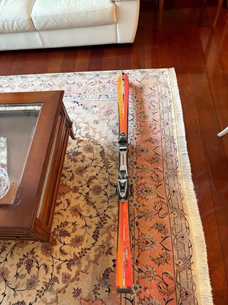 Esquís con fijaciones