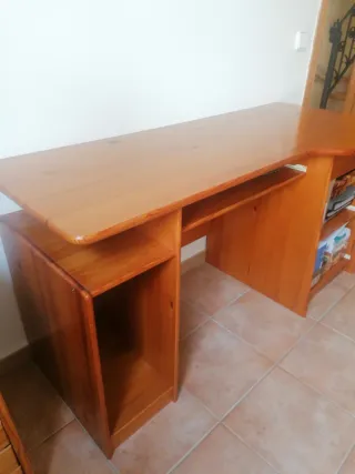 Mesa de madera para despacho y ordenador