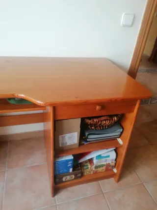 Mesa de madera para despacho y ordenador