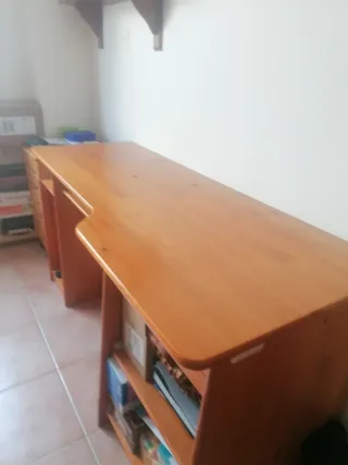 Mesa de madera para despacho y ordenador