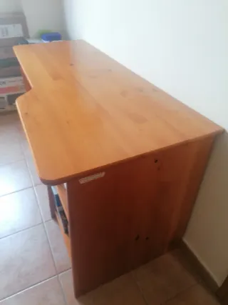 Mesa de madera para despacho y ordenador