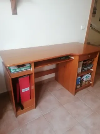 Mesa de madera para despacho y ordenador