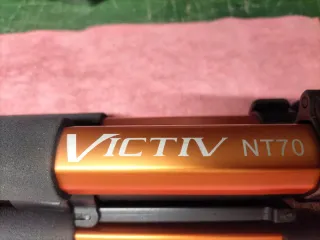 Trípode  naranja y negro.