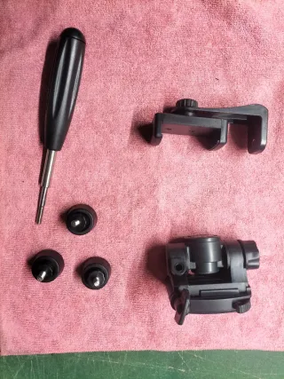 Trípode  naranja y negro.