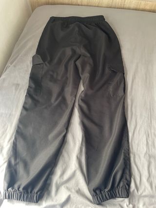 Pantalones cargo negros con cremalleras