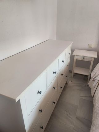 Cómoda blanca de madera