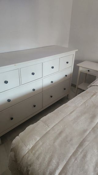 Cómoda blanca de madera