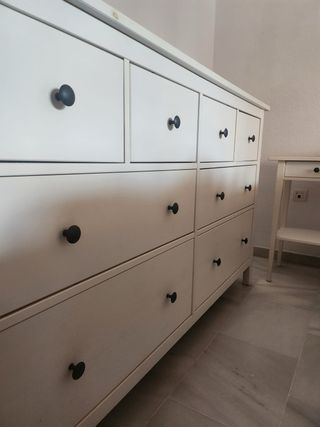 Cómoda blanca de madera