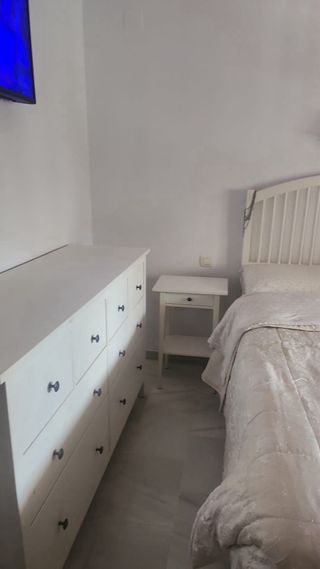 Cómoda blanca de madera