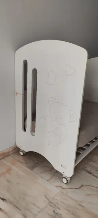 Cuna blanca con osito y corazones