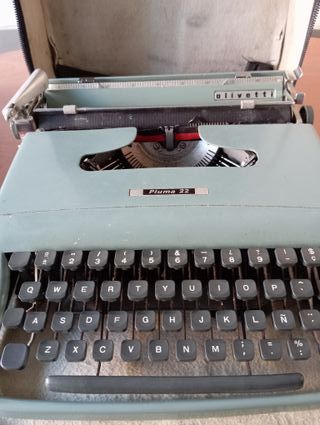 MÁQUINA DE ESCRIBIR OLIVETTI PLUMA 22
