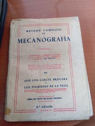 MÁQUINA DE ESCRIBIR OLIVETTI PLUMA 22