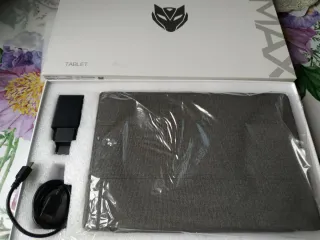 Tablet BMAX + Cargador + Funda