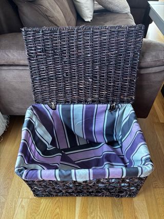 Baúl de mimbre con forro de tela