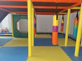 Parque de bolas grande para local de cumpleaños