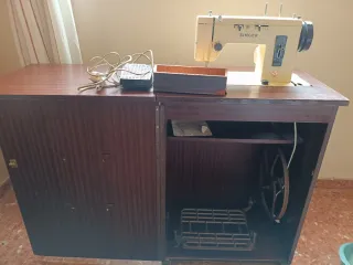 Máquina de coser Singer antigua, tiene motor.