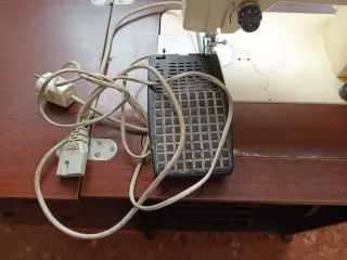 Máquina de coser Singer antigua, tiene motor.