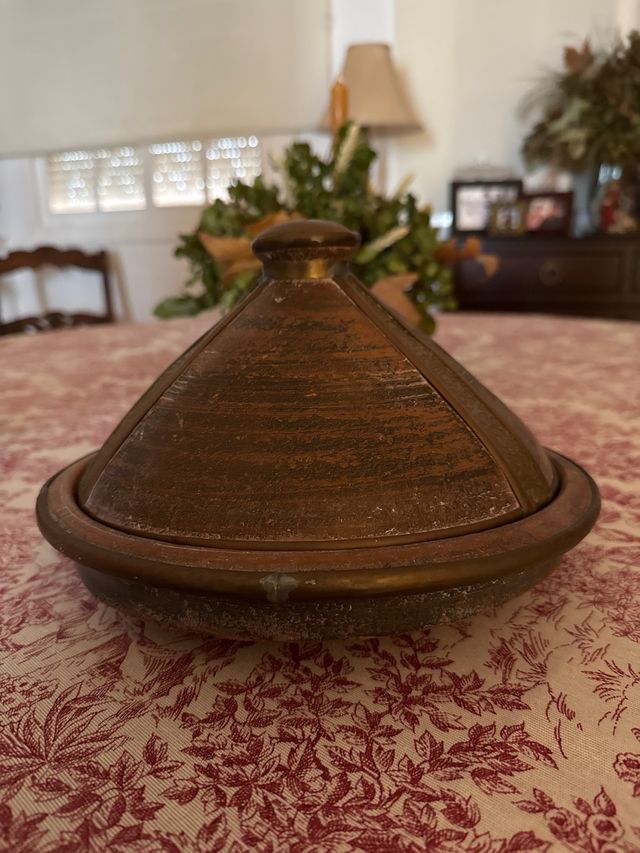 Objeto decorativo marrón y dorado