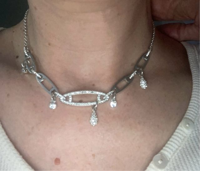 Collar plateado con eslabones y cristales