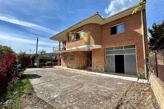 Chalet en venta en Matallana de Torío