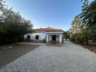 Chalet en venta en Carmona