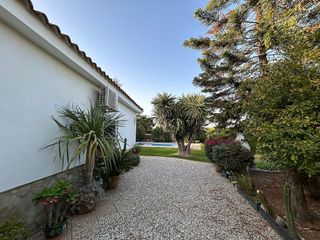 Chalet en venta en Carmona