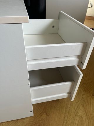 Mesita de noche blanca de madera