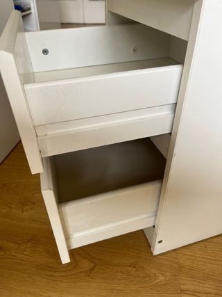 Mesita de noche blanca de madera