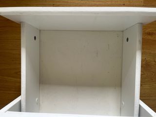 Mesita de noche blanca de madera