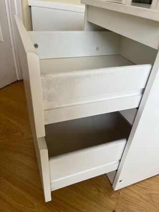 Mesita de noche blanca de madera