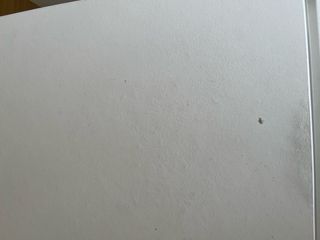 Mesita de noche blanca de madera