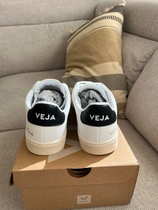 Zapatillas Veja Blancas y Negras