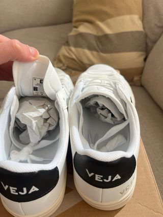 Zapatillas Veja Blancas y Negras