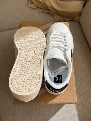 Zapatillas Veja Blancas y Negras