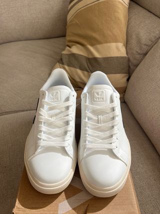 Zapatillas Veja Blancas y Negras
