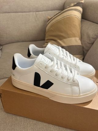 Zapatillas Veja Blancas y Negras