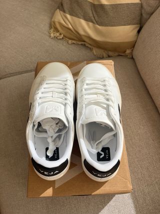 Zapatillas Veja Blancas y Negras