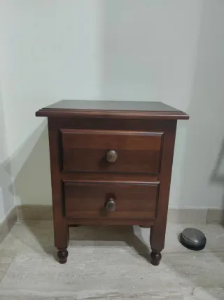 Mesita de noche de madera