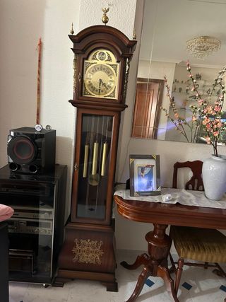 Reloj de pie clásico madera y dorado