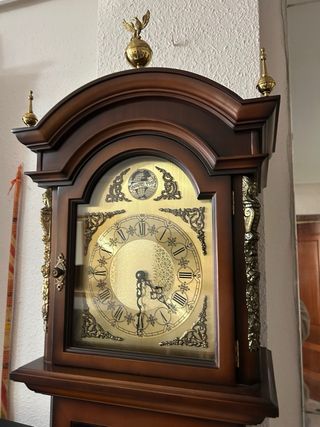 Reloj de pie clásico madera y dorado
