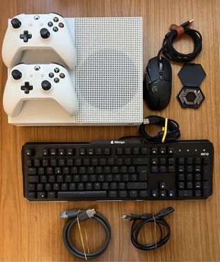 Xbox One S con 2 controller, tastiera e mouse