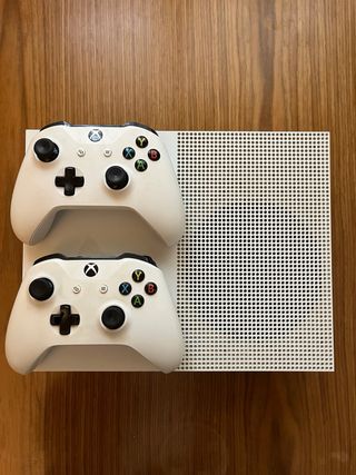 Xbox One S con 2 controller, tastiera e mouse