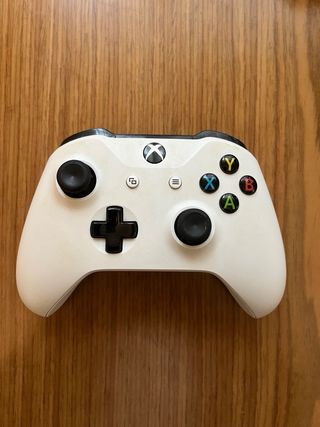 Xbox One S con 2 controller, tastiera e mouse